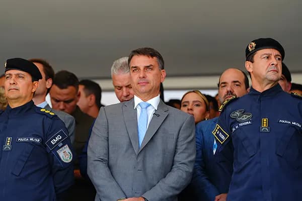 Campanha de Flávio Bolsonaro vê estrago com notícia falsa sobre Nossa Senhora e tenta conter danos