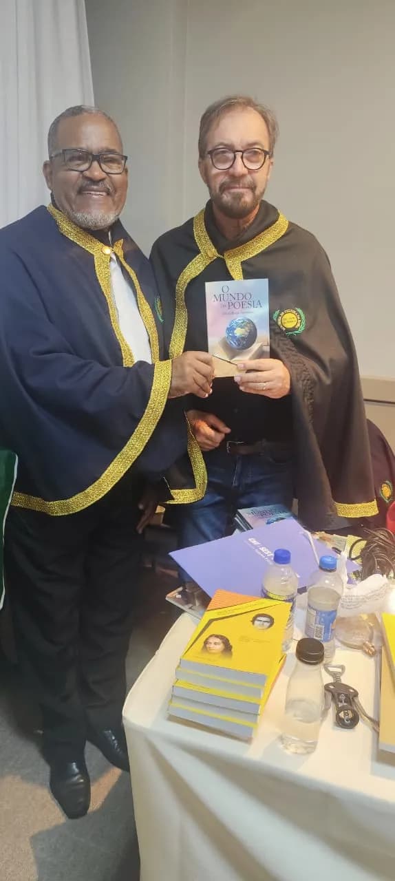 Getúlio Borges Fernandes autografa ‘O Mundo da Poesia’ durante sessão especial em Salvador