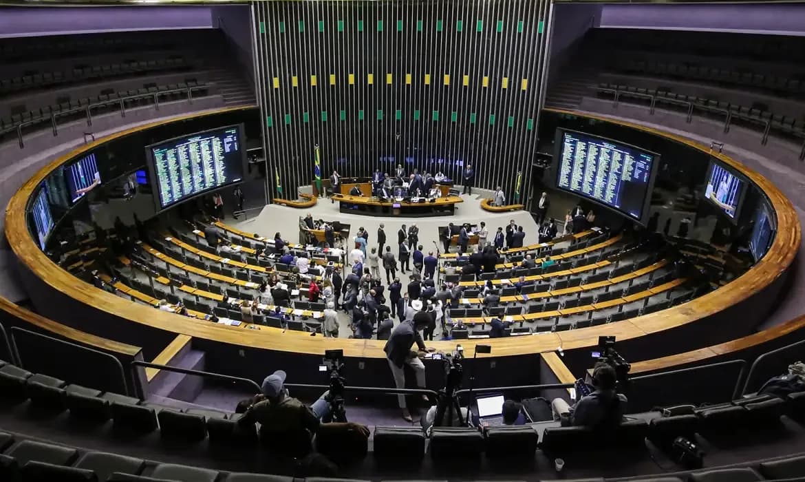 MP da "taxa das blusinhas" é aprovada na Câmara e vai ao Senado Texto isenta compras internacionais d